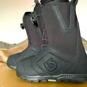 COPY - Worn only once. No rips and no torn. Condition: good